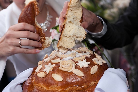 02 Свадебна традиция с караваемРис 7