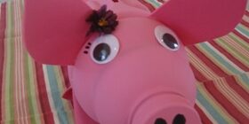 Свинья из пластиковой бутылки