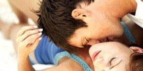 Как возбудить женщину незаметно?