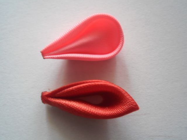 kak-sdelat-lepestki-kanzashi-iz-lenty-