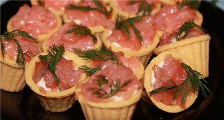 23 февраля на работе: сценарий, быстрые рецепты - тарталетки с семгой