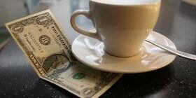 Кому и как принято давать на чай? Уточним, в каких местах, кому и за что принято оставлять чаевые.