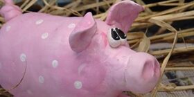 Поросенок из пластиковой бутылки