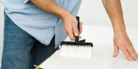 Как наносить клей на обои