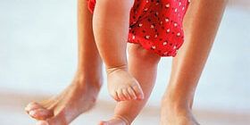 Как правильно научить ребенка ходить фото