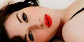 Какая помада подходит брюнеткам