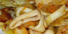 Кальмары тушенные с картофелем и помидорами фото