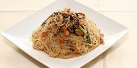 Жареная рисовая лапша фото