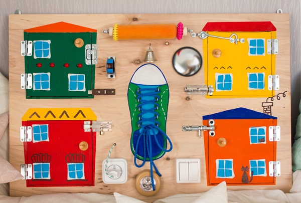 Как сделать бизиборд для ребёнка своими руками