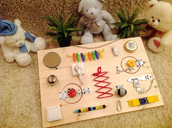 Как сделать бизиборд для ребёнка своими руками