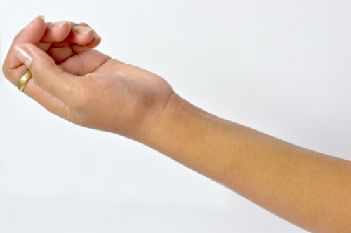 Что делать девушкам с длинными волосами на руках