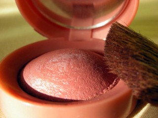 Как правильно наносить румяна, видео