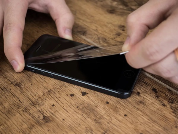 Как правильно приклеить защитное стекло на телефон