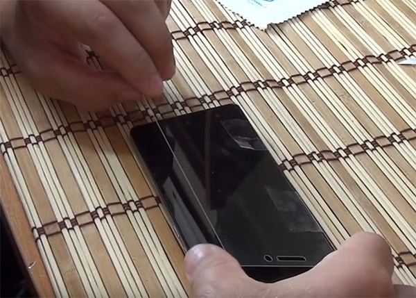 Как правильно приклеить защитное стекло на телефон