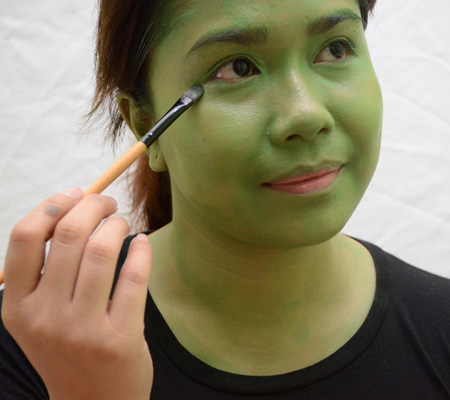 Как сделать макияж ведьмы для девочки на Хэллоуин, фото