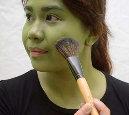 Как сделать макияж ведьмы для девочки на Хэллоуин, фото