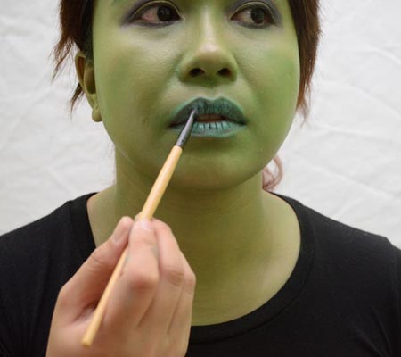 Как сделать макияж ведьмы для девочки на Хэллоуин, фото