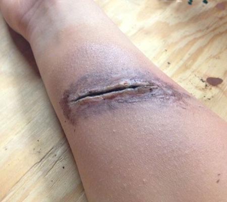 Как сделать шрам из грима в домашних условиях на Хэллоуин