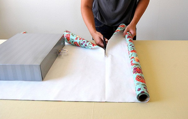 Как упаковать подарок в подарочную бумагу