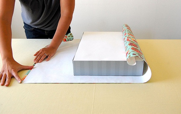 Как упаковать подарок в подарочную бумагу