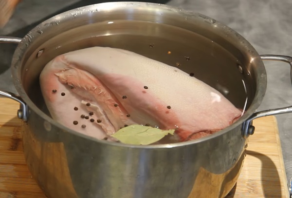 Как варить говяжий язык в кастрюле: рецепт с фото