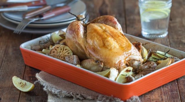 kak-zapech-kuricu-v-duxovke-celikom-1