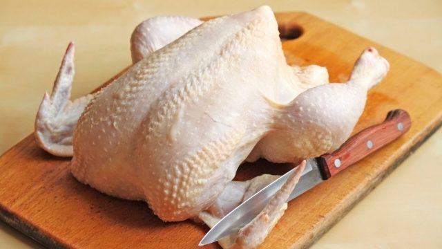 kak-zapech-kuricu-v-duxovke-celikom-2