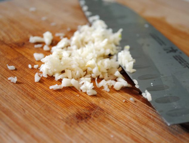 kak-zapech-kuricu-v-duxovke-celikom-4