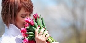 Какие цветы подарить на 8 марта девушке, маме, бабушке, жене
