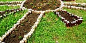 Клумбы из пластиковых бутылок