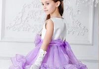 Маленькая девочка в нарядном сиреневом платье