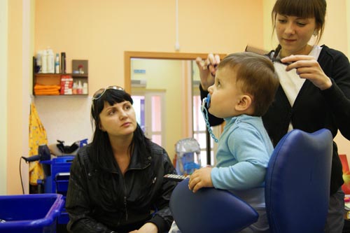 Ребенку год – волосы стричь или брить?