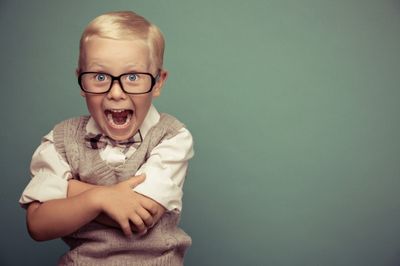 Смешной и весёлый сценарий на 23 февраля в школе