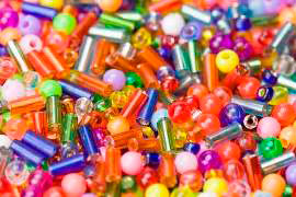 Бисер бывает разных размеров, цветов и типов