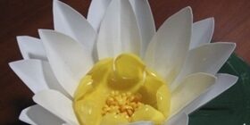 Лилия из пластиковой бутылки